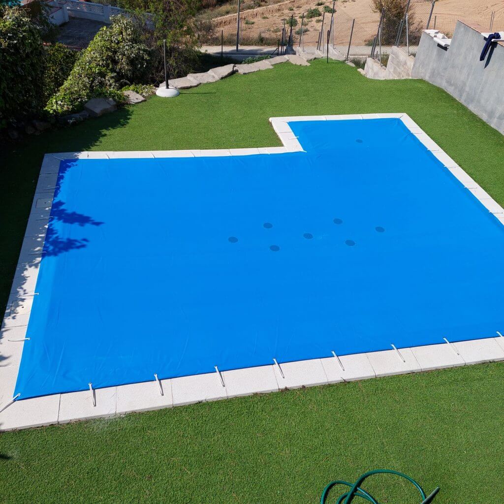 Piscina cubierta con un cobertor de invierno